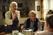 Theresa ist davon überzeugt, dass sie 100 Jahre alt werden kann. Von links: Theresa (Ursula Erber) und Joseph Brunner (Wilhelm Manske).