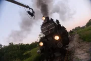 Der zweite Teil der Dokumentationsreihe betrachtet die Funktion der Bahn in den Kriegsjahren von 1914 bis 1918, denn der Erste Weltkrieg ging auch als der große Eisenbahnkrieg in die Geschichte ein. Die Bahn formte das infrastrukturelle Rückgrat des Habsburgerreiches - in Friedenszeiten und erst recht bei Ausbruch des Ersten Weltkriegs. Kein anderes Verkehrsmittel hätte so effizient für Truppentransport und Nachschub sorgen können, wie es die perfekt geölte Weltkriegsmaschinerie erforderte.