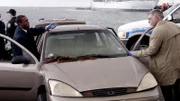 Detective Barry Korsak (Bruce McGill, r.) und Detective Frost (Lee Thompson Young) finden das Auto des Opfers. Es muss schnell aus dem Hafen herausgefischt werden.