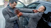Nach einer temporeichen Verfolgungsjagd und einem Crash kommt es zu einem folgenschweren Kampf zwischen Serdal Masaad (Erdal Yildiz, l.) und Semir (Erdogan Atalay).