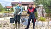 Nass aber zufrieden zeigen Nina und Vroni ihren Fang: Zusammen haben sie dreizehn Schildkröten aus dem großen Teich geholt.