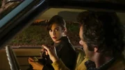 Bill (Michael Sheen) erhält von Virginia (Lizzy Caplan) ihren Haustürschlüssel.