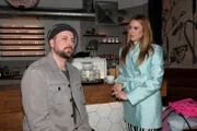 John (Felix von Jascheroff) und Jessica (Nina Ensmann) sind sich einig, dass Fernbeziehungen schwierig sind.