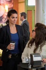 Noch ahnt Jane Rizzoli (Angie Harmon, l.) nicht, dass sie mit Claire Hanes (Rebecca Corry) Ärger bekommt.    +++