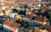 La Chaux-de-Fonds mit seinem für die Schweiz einzigartigen schachbrettartigen Stadtbild gilt als Wiege der Uhrmacherei weltweit und als Jugendstil-Hochburg der Schweiz.