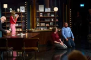 Hinten, von links: Hannes Ringlstetter und Caro Matzko; vorne: Studio-Zuschauer.