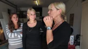 Von links: Stefanie, Alisa und Mechthild bei einer kurzen Lagebesprechung.