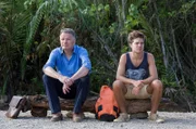 Dr. Roland Heilmann (Thomas Rühmann, re.) und Kris Haas (Jascha Rust, mi.) warten mitten im thailändischen Urwald auf eine Mitfahrgelegenheit.