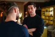 ACHTUNG SPERRFRIST! Die Veröffentlichung dieses Motives ist für alle ONLINE-MEDIEN (außer Programm-Presse) erst ab dem 17.04.2025 frei.  Deniz (Igor Dolgatschew, r.) versichert Milan (Vitali Huk) entschlossen, alles im Griff zu haben.   +++ Die Verwendung des sendungsbezogenen Materials ist nur mit dem Hinweis und Verlinkung auf RTL+ gestattet. +++