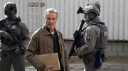 Der deutsche Kommissar Alex Pollack (Hannes Jaenicke, Mitte) sucht den untergetauchten Täter.