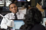 Die Detectives Barry Frost (Lee Thompson Young) und Jane Rizzoli (Angie Harmon) suchen den Mörder eines Collegelehrers.    +++
