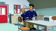 Hauptfeuerwehrmann Steele kann es nicht fassen, dass Elvis die Tasse kaputt gemacht hat.