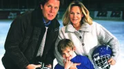 Dr. Stefan Frank (Sigmar Solbach), Susanne (Daniela Strietzel) und ihr gemeinsamer Sohn Marc (Denis Power) beim Eishockey-Training.