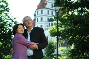 Rosi und Joseph freuen sich auf den gemeinsamen Tag in Neuburg an der Donau. Von links: Rosi (Brigitte Walbrun) und Joseph Brunner (Wilhelm Manske).