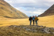 Gute Laune trotz Anstrengung. Die Bergfreundinnen (von links) Lisa, Toni und Kaddi in den Bergen Kosovos.
