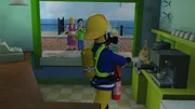Feuerwehrmann Sam löscht das Feuer über der Fritteuse.