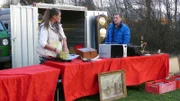 Melanie und Otto bauen den Flohmarktstand auf
