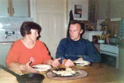 Anna Zukowska und ihr Sohn Leszek essen Piroggen.