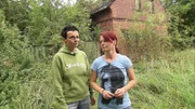 Antje (re.) und Peggy wollen sich ihren lang gehegten Wunsch nach einem eigenen Bauernhof erfüllen. Also kündigen sie ihre Wohnung und machen sich auf die schwierige Suche nach ihrem Traumobjekt. Als sie schließlich Hals über Kopf in ihr neues Zuhause einziehen, merken sie zu spät, dass sie die Katze im Sack gekauft haben.