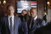 Noch ahnen Tony (Michael Weatherly, l.) und Director Vance (Rocky Carroll, r.) nicht, dass Tonys Identität geklaut wurde und damit verschiedene Senatoren erpresst werden ...