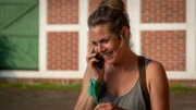 Beke Rieper (Felicitas Woll) will mehr über den mysteriösen rumänischen Erntehelfer Bogdan Popescu wissen und zapft ihre Quellen in Rumänien an, um mehr über ihn zu erfahren.