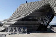 Die Sauna „Löyly“ in Helsinki wurde vom Architekturbüro ALA entworfen, das verstärkt auf Holz als CO2-speicherndes Baumaterial setzt.