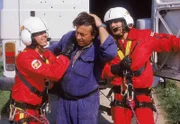 Dr. Mark Harland (Urs Remond, r.) und Peter Berger (Serge Falck, l.) befreien Max (Hanno Pöschl) aus dem hochexplosiven Lieferwagen. Zum Glück ist alles gut gegangen...