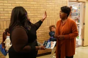 v.li.: Krystal (Raven Goodwin), Barbara Howard (Sheryl Lee Ralph)