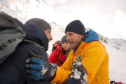 Die Bergretter Markus (Sebastian Ströbel, r.) und Katharina (Luise Bähr, M.) versuchen, den aufgebrachten Chris Haffner (Gabriel Raab, l.) zu beruhigen.