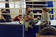 Rabiat-Reporterin Gülseren Ölcüm im Gespräch mit Ünsal Arik in seinem Boxstudio in Berlin.
