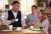 Roland Heilmann (Thomas Rühmann, li.) versucht, so gut es ihm nach dem Tod seiner Frau möglich ist, den Alltag zu bewältigen. Doch als Lisa (Ella Zirzow, re.) und Jonas (Anthony Petrifke, mi.) ihn fragen, ob er mit zum Friedhof kommt, schiebt er die viele Arbeit in der Klinik vor. Roland ist einfach nicht im Stande, den Gedanken, dass Pia nicht mehr da ist, an sich rankommen zu lassen.