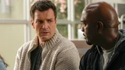 Da Nolan (Nathan Fillion, l.) wegen der Situation v&ouml;llig durch den Wind ist, nehmen sich seine Kollegen wie Sergeant Grey (Richard T. Jones, r.) Zeit, um ihm beizustehen. Doch die Auszeit ist nur kurz, denn auf Sergeant Grey und seine Beamten wartet im Krankenhaus bereits der n&auml;chste Einsatz.