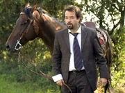 Rechtsmediziner Prof. Karl-Friedrich Boerne (Jan Josef Liefers) hat seinen schnellen Sportwagen gegen ein schnelles Pferd getauscht.