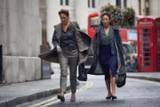 Carolyn Martens (Fiona Shaw, l.); Eve (Sandra Oh. r.)