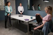 Verhör: Jasmin Sayed (Sesede Terziyan, l.) und Paula Sprenger (Sarina Radomski, M.) befragen die Breakdancerin  Jenny Heppel (Jorid Lukaczik, r.) zu ihrem Alibi.
