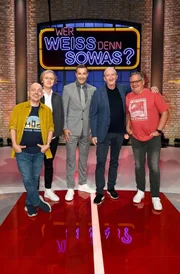 Moderator Kai Pflaume (M.) und seine Rateteam-Kapitäne Bernhard Hoëcker (l.) und Elton (r.) begrüßen in dieser Sendung den Fernsehmoderator und Humorist Pierre M. Krause (2.v.l.) und den Komiker Mike Krüger (2.v.r.).