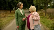 Victoria (Caroline Schreiber l.) und Gisela (Martina Eitner-Acheampong r.) bleiben mit dem Auto auf der Landstraße liegen und müssen nach Lüneburg zurücklaufen.