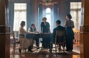 V. li. n. re.: Ulla (Pauline Rénevier), Emil (Jonathan Berlin) und Adelheid (Nicole Heesters) verhandeln mit Fritz (Benjamin Sadler) und Maria (Katharina Schüttler) über die Zukunft des Rheinhotel Dreesen.
