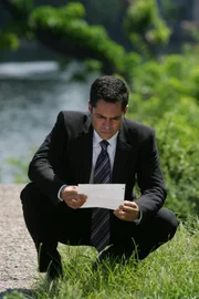 Kann der Zettel zur Aufklärung des aktuellen Falles beitragen? Det. Scott Valens (Danny Pino) ist sich noch nicht sicher ...; Kann der Zettel zur Aufklärung des aktuellen Falles beitragen? Det. Scott Valens (Danny Pino) ist sich noch nicht sicher ...