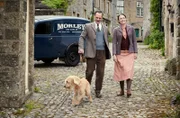 Gerald Hammond (Will Thorp, li.) und Mrs. Hall (Anna Madeley, re.) treffen sich zu einem gemeinsamen Spaziergang.