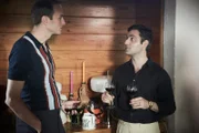 Elliot Winqvist (Oliver Chris) will sich das Auto von Larry Humbolt (Sargon Yelda) ausleihen.