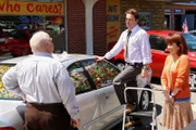 Frankie (Patricia Heaton, r.) startet einen letzten verzweifelten Versuch, ihren Job zu retten. Überraschenderweise springt ihr Chef Mr. Ehlert (Brian Doyle-Murray, l.) dieses Mal auf ihre Masche an und Bob (Chris Kattan, M.) steht ihr bei der Umsetzung zur Seite ...