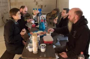 12 Uhr, Mittagessen auf der Baustelle mit Thomas Kornetzki und zwei seiner Mitarbeiter.