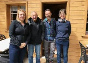 SRF bi de Lüt  Wunderland - Kandersteg / Gasterntal BE Teil 1 Staffel 7, Episode 5 Nik (2.v.r.) und Familie Künzi vom Hotel Steinbock im Gasterntal (Familienbetrieb)