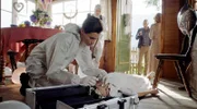 Dr. Sonja Bitterling (Genoveva Mayer, l.) untersucht die Tote Braut Teresa Geiger (Melissa Khalaj, M.). Sie vermutet als Todesursache einen allergischen Schock.