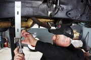 der Mechaniker arbeitet an dem Auto. der Mechaniker arbeitet an dem Auto.