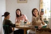 Lotta (Malin Persson, M.) und Victoria (Hanna Ardéhn, r.) versuchen, gute Mine zum Bösen Spiel zu machen, während Agnes (Tehilla Blad, l.) ihre Emotionen nicht so gut verbergen kann.