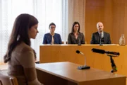 Lotta (Malin Persson, M.) hat es endlich geschafft, aus der Ehe mit Tommy auszubrechen und ihn angezeigt. Victoria (Hanna Ardéhn, l.) sagt vor Gericht als Zeugin für ihre Mutter aus.