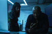 Als der Countdown abläuft und das Spiel online geht, erkennen Kyra (Marli Siu) und Smithers (Nyasha Hatendi), was sich wirklich hinter "Feathered Serpent 2" verbirgt.