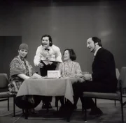Wie fragt man auf italienisch, ob ein Stuhl frei ist, wie antwortet man, wenn man gefragt wird? Wie bestellt man und was fragt der Kellner?